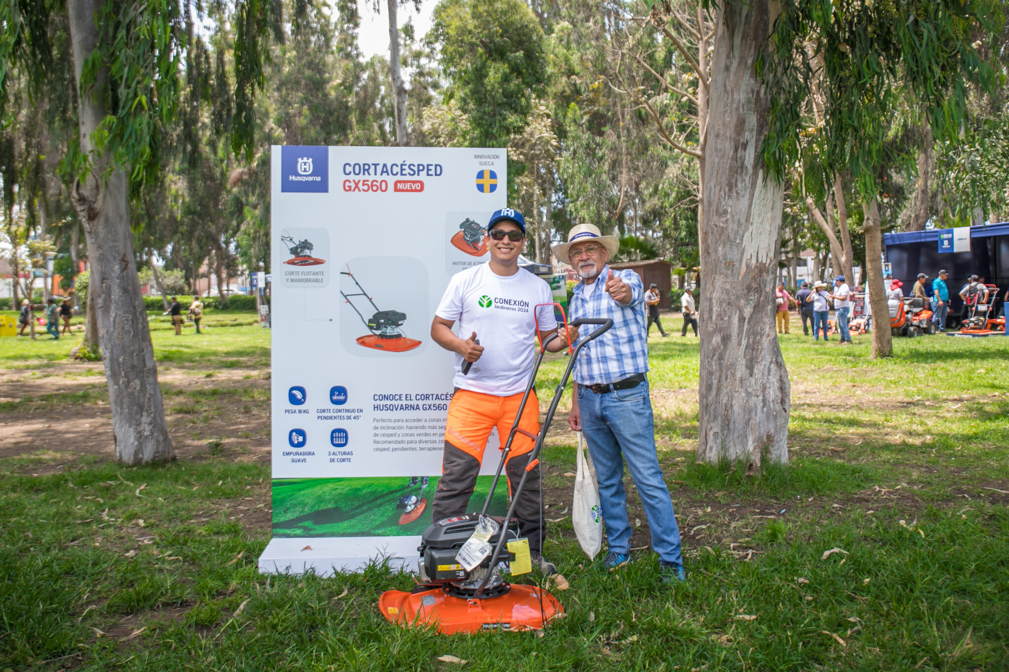 Exhibición de equipos Husqvarna en áreas verdes.