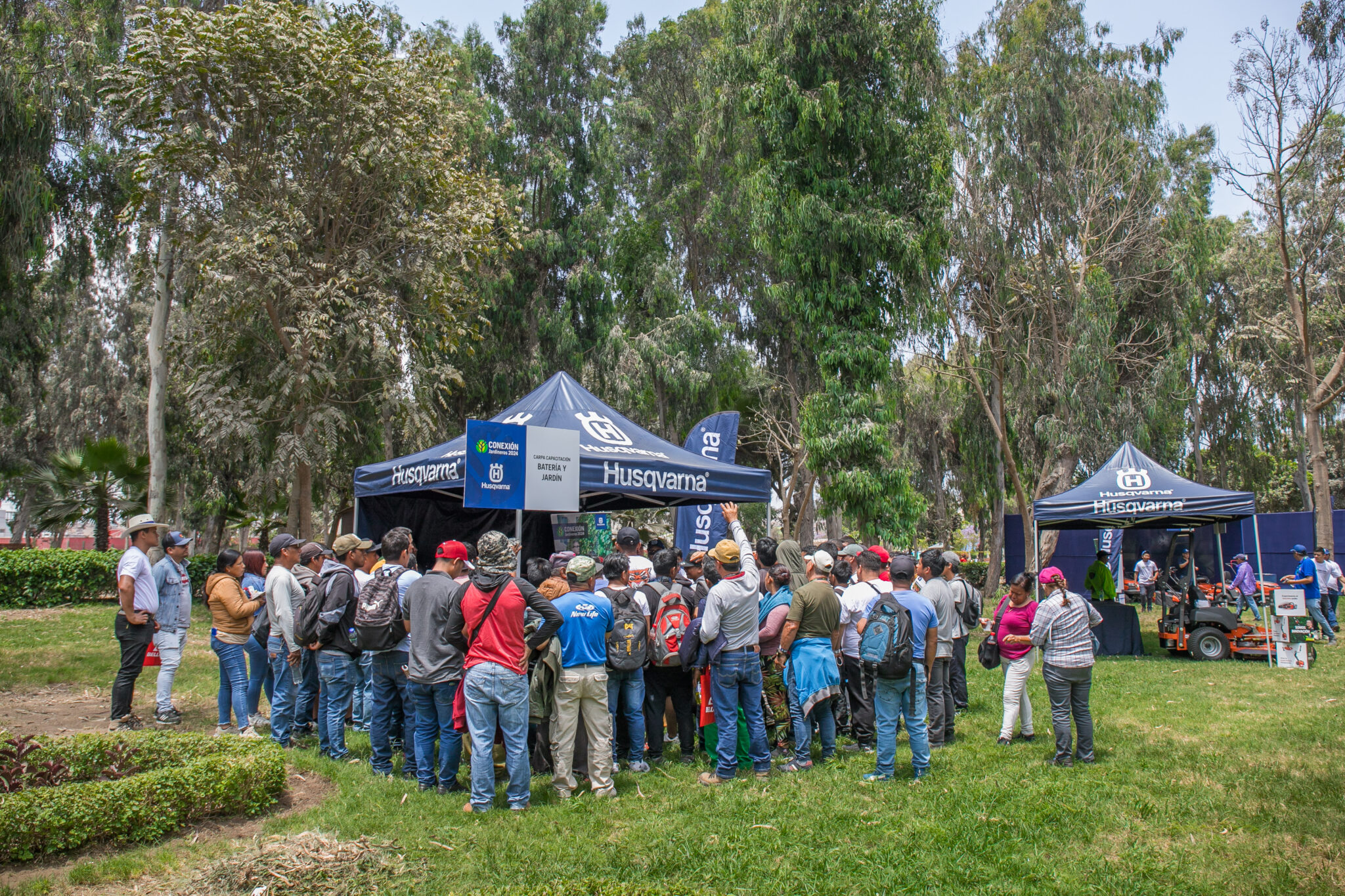 Grupo en evento de jardinería en áreas verdes Husqvarna.