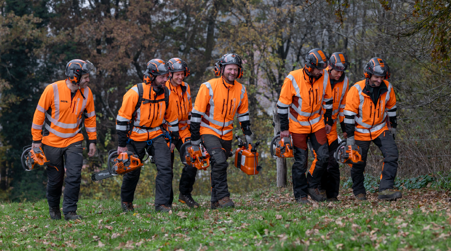 Equipo Husqvarna participando en capacitación práctica