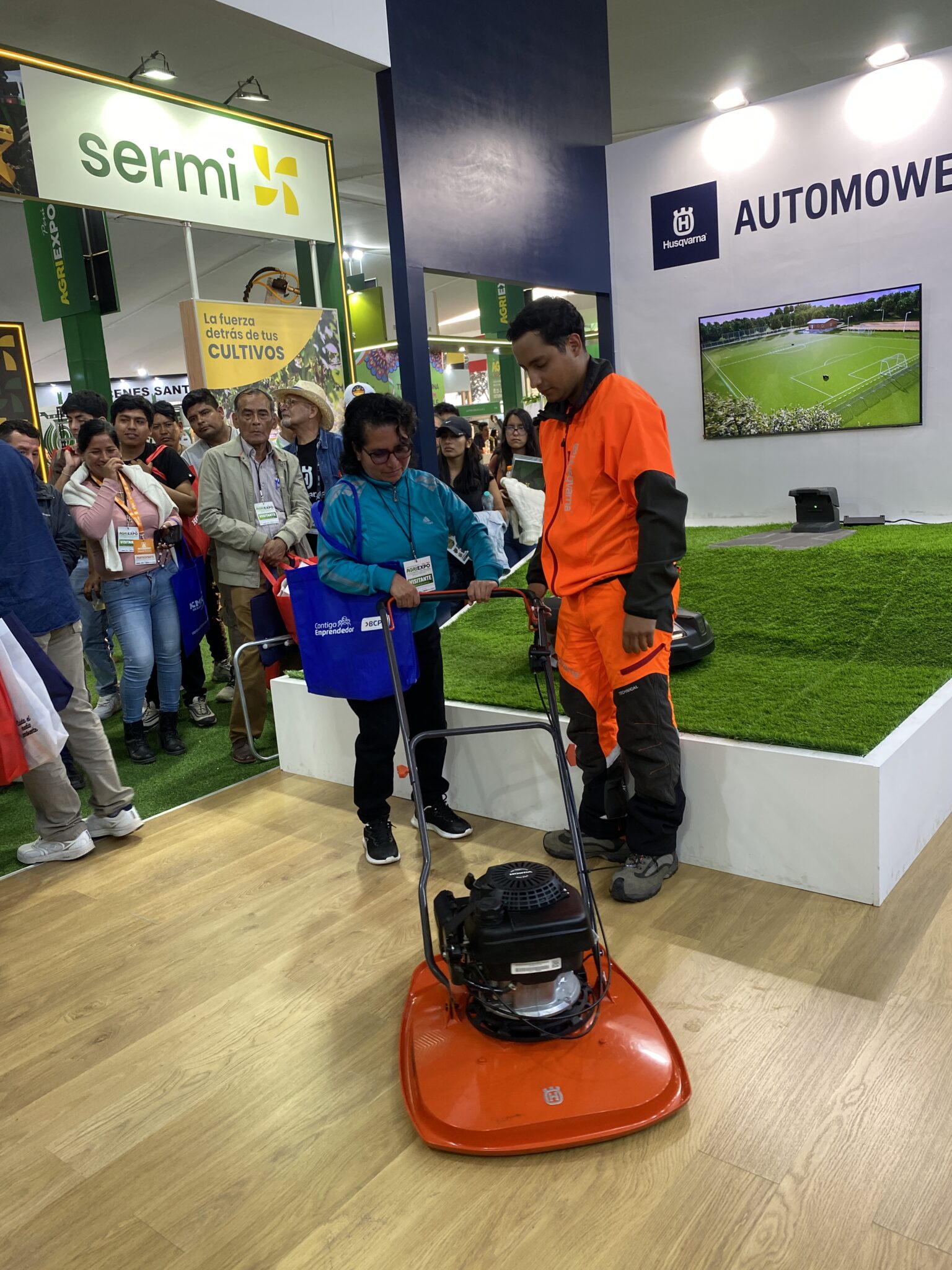 Demostración de uso de cortacésped Husqvarna durante AGRIEXPO 2025