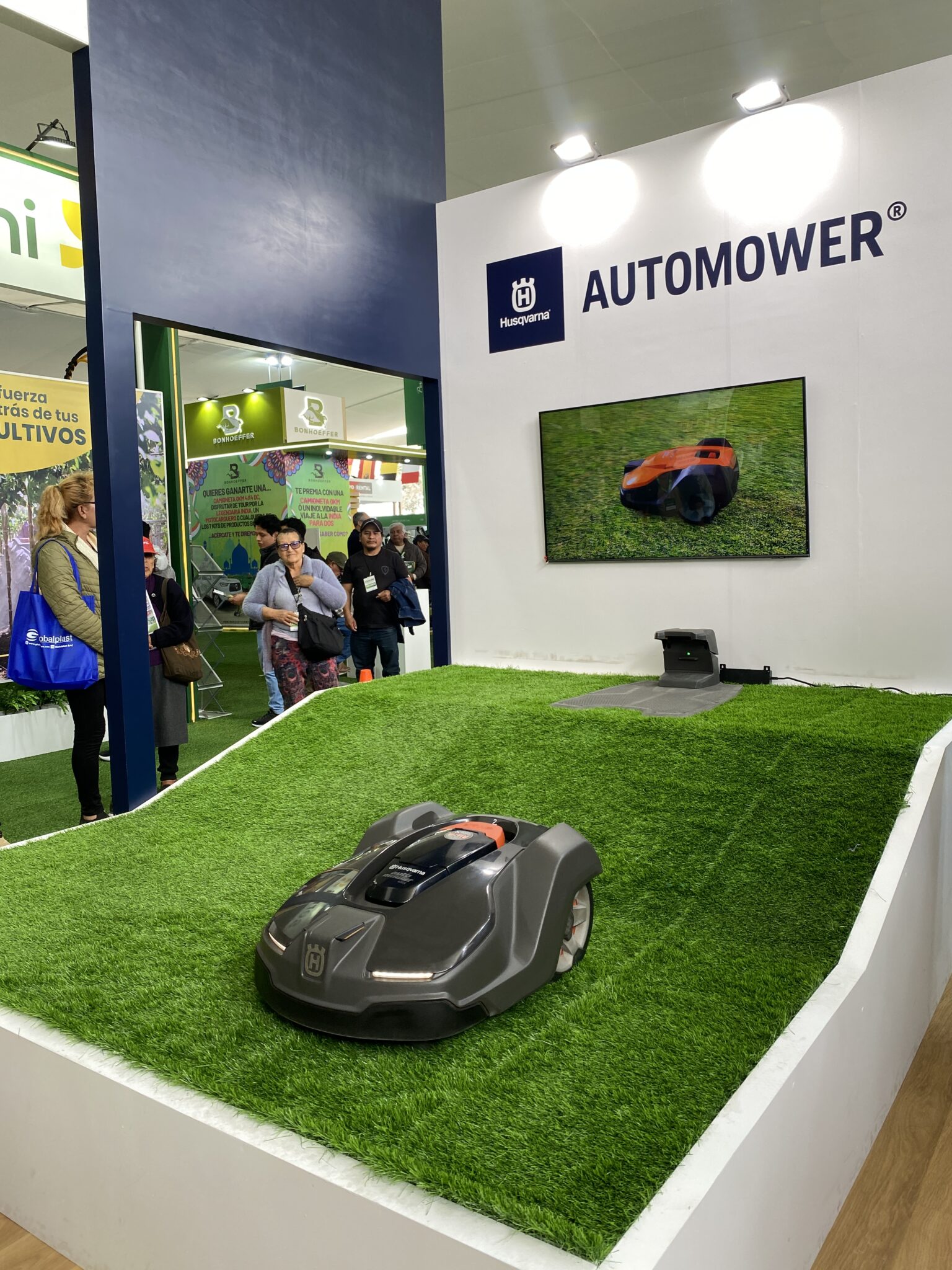 Exhibición del robot cortacésped Husqvarna Automower en AGRIEXPO 2025