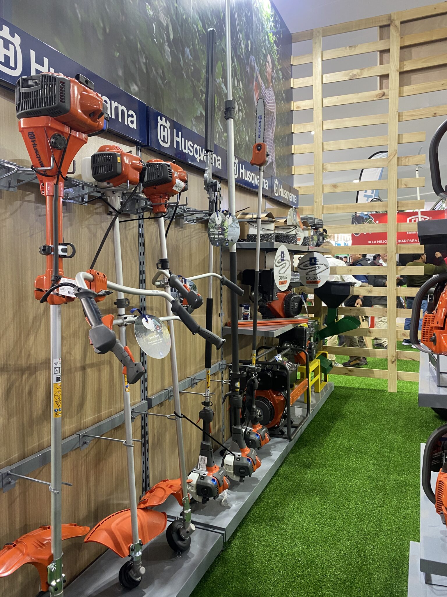 Exhibición de desbrozadoras y equipos Husqvarna en AGRIEXPO 2025