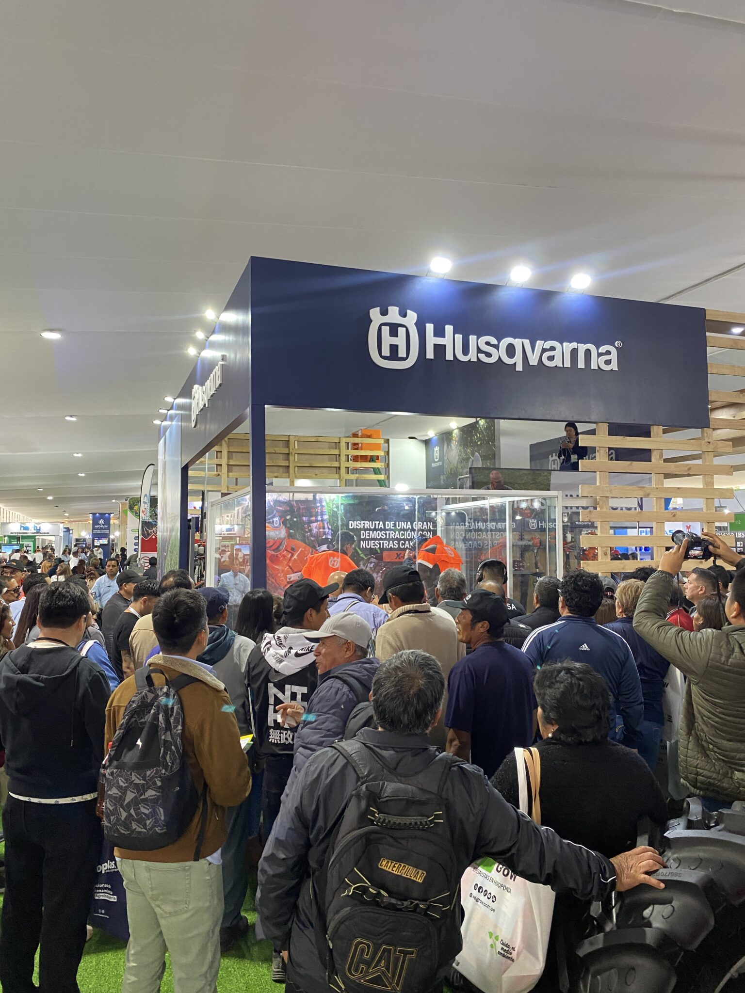 Stand de Husqvarna con público asistente en AGRIEXPO 2025