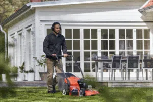 Jardinero cortacésped